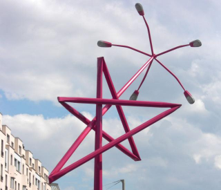 Porte de Bagnolet : TWISTED LAMPOST STAR par Mark Handforth, Oeuvre du Tramway T3