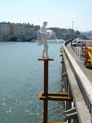  Elmgreen & Dragset, The Weight of One Self, Rives de Sane
