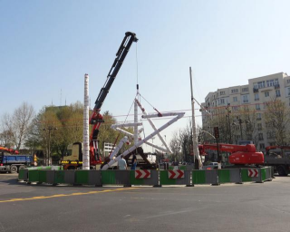 Porte de Bagnolet : TWISTED LAMPOST STAR par Mark Handforth, Oeuvre du Tramway T3