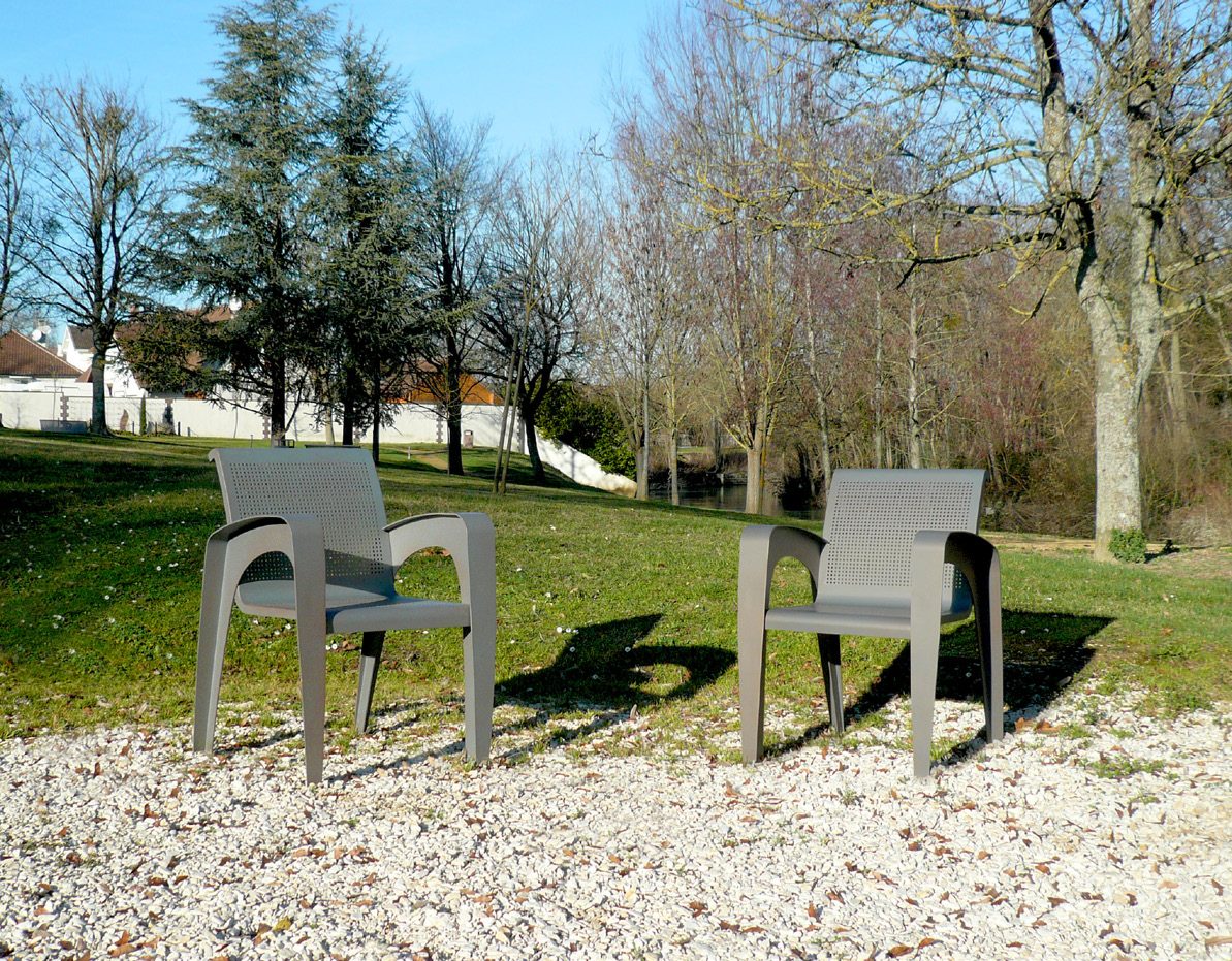 Fauteuils Cruz en tôle perforée, près d'un parc