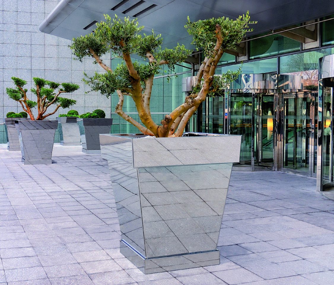 Jardinière Mirall en inox poli miroir, plantée d'oliviers