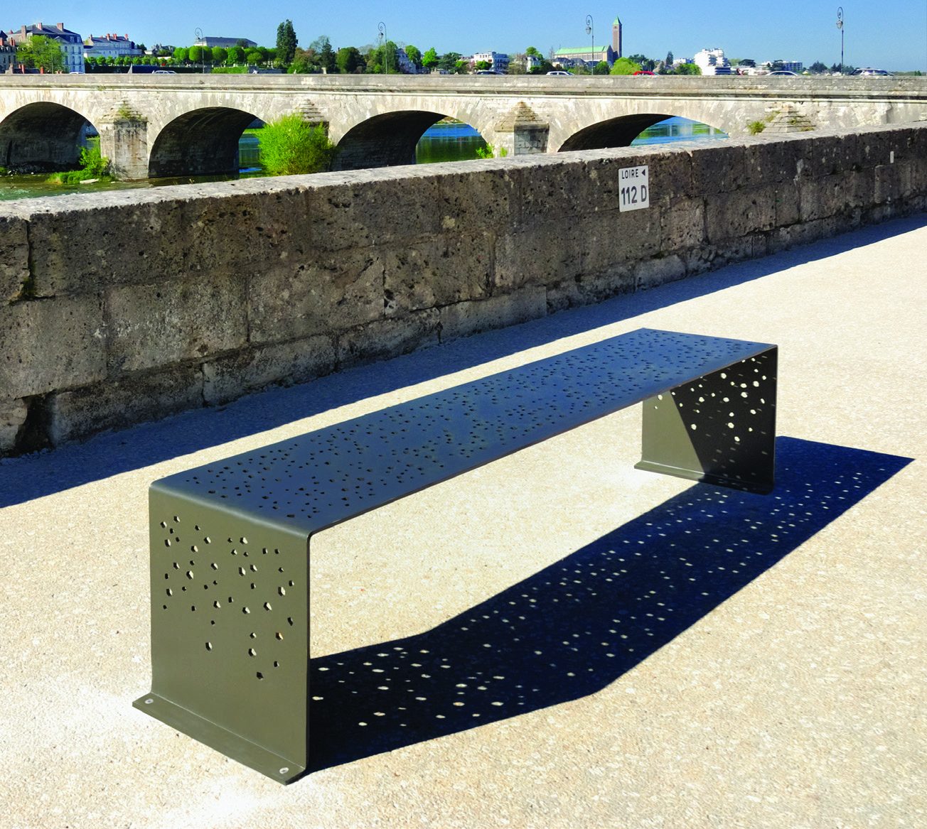 Banc Liger en tôle perforée constellée, sur les quais
